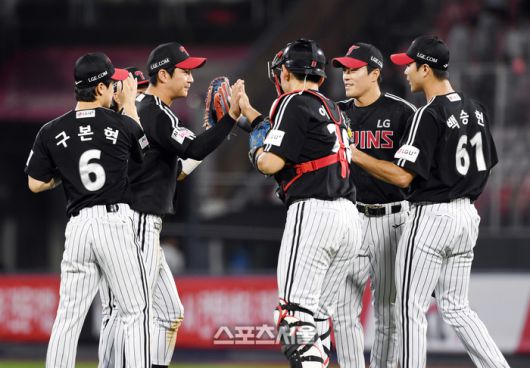 LG 선수들이 12일 수원케이티위즈파크에서 열린 2025 KBO리그 KT와 경기에 11-2로 승리한 뒤 항이파이브를 나누고 있다. 수원 | 박진업 기자 upandup@sportsseoul.com