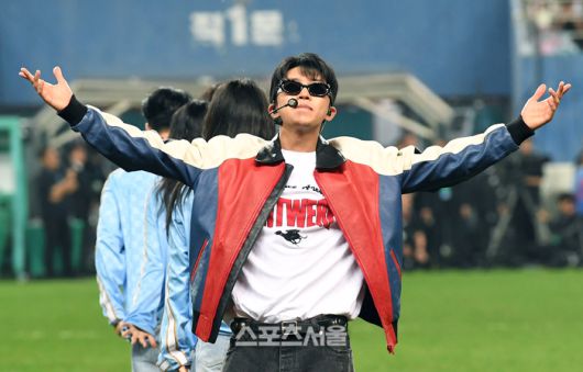 팀 히어로의 가수 임영웅이 대전월드컵경기장에서 열린 팀 기성용과의 하나은행 자선축구대회에서 하프타임 공연을 하고 있다. 2024. 10. 12.  박진업 기자