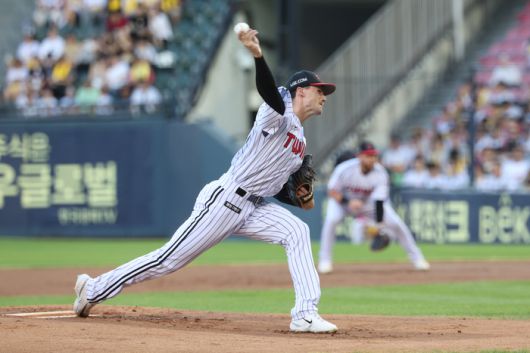 LA 톨허스트가 19일 잠실구장에서 열린 2025 KBO리그 롯데와 경기에 선발 등판해 역투하고 있다. 사진 | LG 트윈스