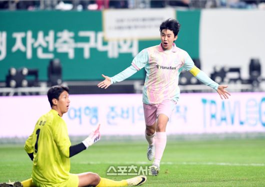 팀 히어로의 가수 임영웅이  대전월드컵경기장에서 열린 팀 기성용과의 하나은행 자선축구대회에서 전원석의 골을 어시스트 한 뒤 기뻐하고 있다. 2024. 10. 12.  박진업 기자