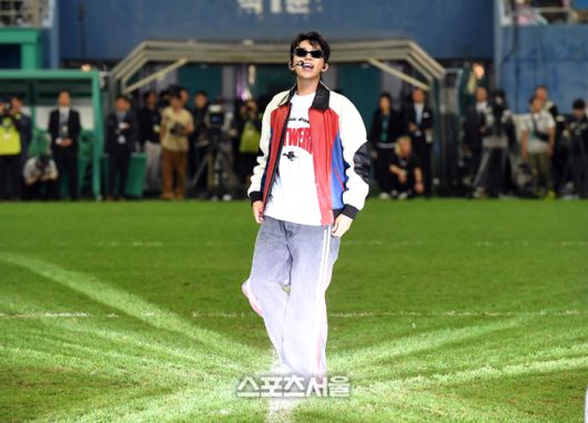 팀 히어로의 가수 임영웅이 대전월드컵경기장에서 열린 팀 기성용과의 하나은행 자선축구대회에서 하프타임 공연을 하고 있다. 2024. 10. 12.  박진업 기자 upandup@sportsseoul.com