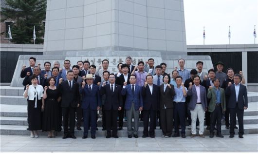 제5회 홍범도장군배 전국사격대회 개회식에 앞서 대구경북 항일독립운동기념탑에 헌화한 홍범도장군기념사업회, 대한사격연맹, 대구 광복회 임원단. 사진 | 대한사격연맹