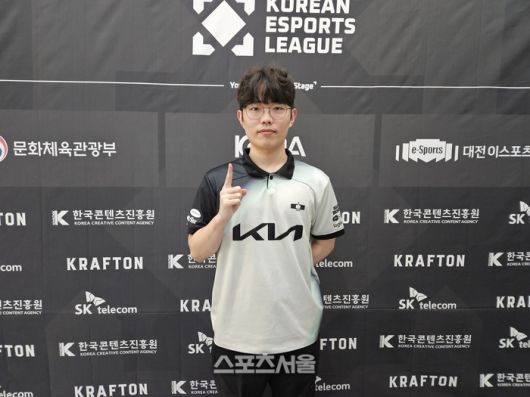 디플러스 기아 ‘오살’ 고한빈이 30일 대전e스포츠경기장에서 열린 2025 KEL 배틀그라운드 모바일 결선 1일차 취재진 인터뷰 후 포즈를 취하고 있다. 대전 | 강윤식 기자 skywalker@sportsseoul.com