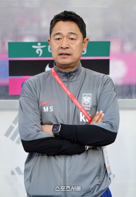 이민성 감독이 5일 용인 미르스타디움에서 열린 하나은행초청 한국과 호주의 U-22 축구구가대표팀 친선경기에 앞서 그라운드를 바라보고 있다. 2025. 6. 5. 용인 | 박진업 기자 upandup@sportsseoul.com