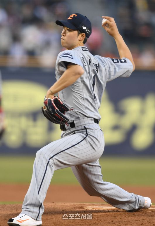 한화 선발투수 엄상백이 26일 잠실구장에서 열린 2025 KBO리그 LG와 경기에서 역투하고 있다. 잠실 | 최승섭기자 thunder@sportsseoul.com