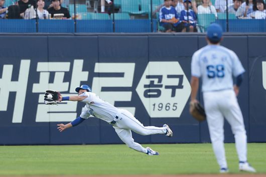 삼성 박승규가 14일 대구삼성라이온즈파크에서 열린 2025 KBO리그 KIA와 경기에서 1회초 호수비를 선보이고 있다. 사진 | 삼성 라이온즈