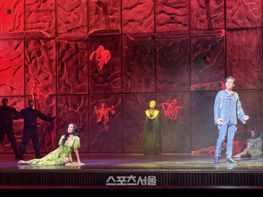 3일 뮤지컬 ‘노트르담 드 파리’ 프랜치 오리지널 내한공연 프레스콜에서 (왼쪽부터) ‘에스메랄다’ 역 엘하이다 다니와 ‘페뷔스’ 역 존 아이젠이 대표 넘버 ‘아름답다(Belle)’를 시연하고 있다. 사진 | 표권향 기자 gioia@sportsseoul.com