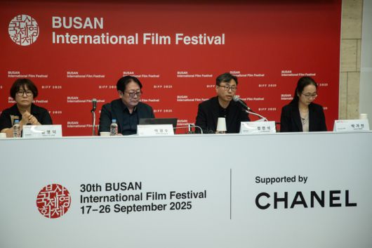 김영덕 부산국제영화제 마켓위원장(왼쪽부터), 박광수 이사장, 정한석 집행위원장, 박가언 수석 프로그래머가 26일 서울 중구 대한상공회의소에서 열린 제30회 부산국제영화제 개최 기자회견에서 인사말을 하고 있다. 사진 | 연합