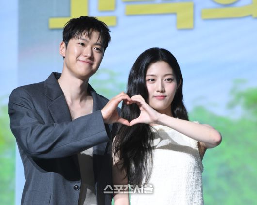 공명, 신은수가 25일 서울 마포 호텔 나루 서울 엠갤러리에서 진행된 넷플릭스 ‘고백의 역사’ 제작보고회에서 포즈를 취하고 있다.2025. 8. 25. 최승섭기자 thunder@sportsseoul.com