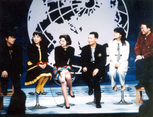 1990년대 초반 전파를 탄 ‘지구촌 영상음악’ 녹화 장면. 이 프로그램은 빌보드 싱글차트에 진입한 팝 가수들의 뮤직비디오를 소개했는데, 함께 발매한 동명의 잡지는 부록으로 뮤직비디오 비디오 테이프를 주기도 했다. 사진 | 스포츠서울 DB