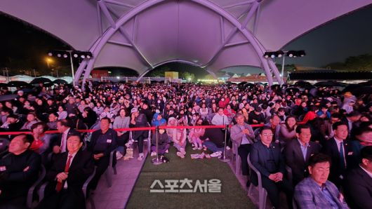 진안홍삼축제를 즐기려는 관광객과 진안군민들.