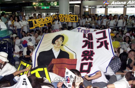 미국에 있던 서태지가 귀국한다는 사실이 알려지자 김포국제공항 국제선 청사가 팬들로 가득 찼다. 사진 | 최승섭기자 thunder@sportsseoul.com