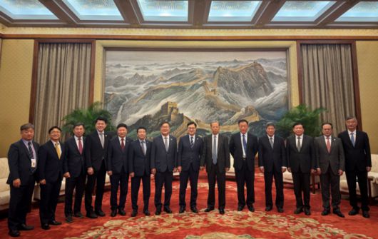 우원식 의장이 자오러지 전국인민대표대회 상무위원장과 면담을 마친 후 기념 촬영을 하고 있다. (좌측부터 곽현 정무수석비서관, 이원정 정책수석비서관, 조오섭 의장비서실장, 김준형 국회의원, 홍기원 국회의원, 박정 국회의원, 김태년 국회의원, 우원식 국회의장, 자오러지 전인대 상무위원장, 류치 전인대 상무위원회 비서장, 양샤오차오 중한우호소조 조장, 루친젠 전인대 외사위원회 주임위원, 후샤오리 전인대 상무위원회 부비서장, 송루이 전인대 상무위원회 부비서장) 사진 | 의장 공보수석실