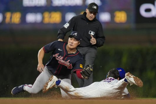 애틀랜타 김하성이 4일(한국시간) 미국 일리노이주 시카고 리글리 필드에서 열린 2025 메이저리그(ML) 시카고 컵스전에서 5회말 도루를 시도한 맷 쇼를 잡아내고 있다. 사진 | 시카고=AP연합뉴스