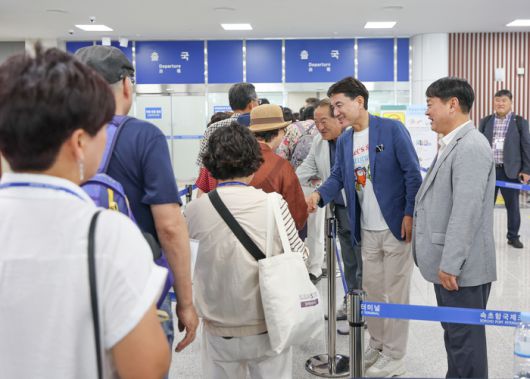 김진태 강원특별자치도지사가 6일(토) ‘도민과 함께하는 북해도 크루즈 시찰단’ 발대식에서 참석자들에게 환송 인사를 하고 있다.  사진|강원특별자치도청