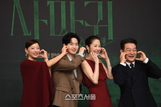 이엘, 장동윤, 고현정, 조성하(왼쪽부터)가 4일 서울 목동 SBS 사옥에서 열린 SBS 금토 드라마 ‘사마귀 : 살인자의 외출’ 제작발표회에서 포즈를 취하고 있다. 목동 | 최승섭기자 thunder@sportsseoul.com