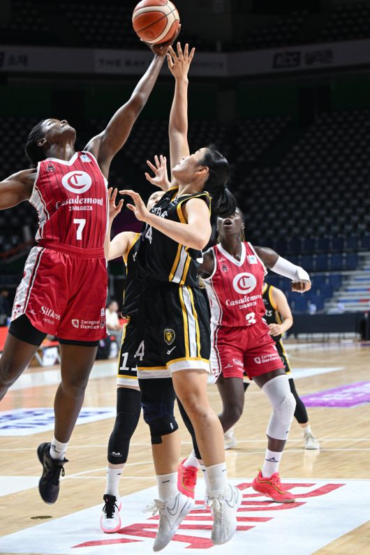 KB스타즈, 사라고사가 경합을 벌이고 있다. 사진 | WKBL