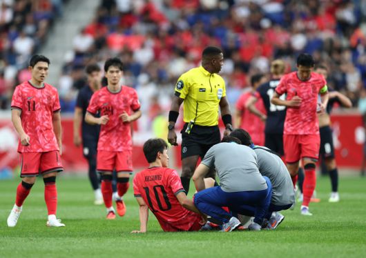 부상으로 인해 쓰러진 이재성.해리슨 | 연합뉴스