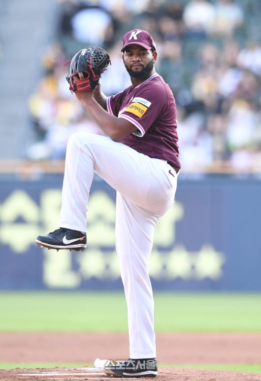 키움 알칸타라가 10일 서울 잠실구장에서 열린 2025 KBO리그 LG와 경기에 선발 등판해 힘차게 공을 던지고 있다. 잠실 | 박진업 기자 upandup@sportsseoul.com