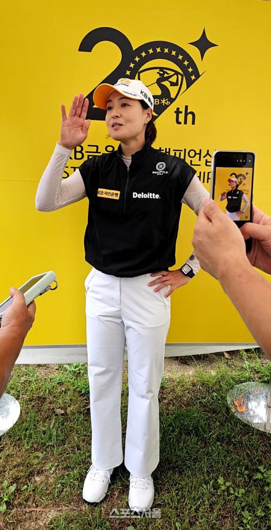 전인지가 7일 블랙스톤 이천GC에서 열린 KLPGA투어 KB금융 스타챔피언십 최종라운드를 마친 뒤 밝은 표정으로 인터뷰하고 있다. 사진 | 이천=장강훈 기자 zzang@sportsseoul.com