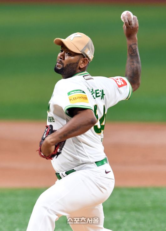 키움 알칸타라가 26일 서울 고척스카이돔에서 열린 2025 KBO리그 한화와 경기에 선발 등판해 힘차게 공을 던지고 있다. 고척 | 박진업 기자 upandup@sportsseoul.com