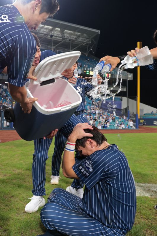 삼성 강민호가 7일 대구삼성라이온즈파크에서 열린 2025 KBO리그 한화전 승리 후 물세례를 받고 있다. 이날 강민호는 홈런을 때리면서 포수 최초 350홈런을 달성했다. 사진 | 삼성 라이온즈