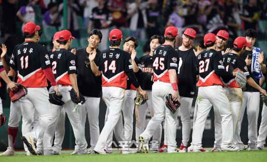 KIA 선수들이 27일 인천 SSG랜더스필드에서 열린 2025 KBO리그 SSG와의 경기에서 연장 승부 끝에 4-2로 승리하며 6연패에서 탈출한 뒤 하이파이브를 나누고 있다. 문학 | 박진업 기자 upandup@sportsseoul.com