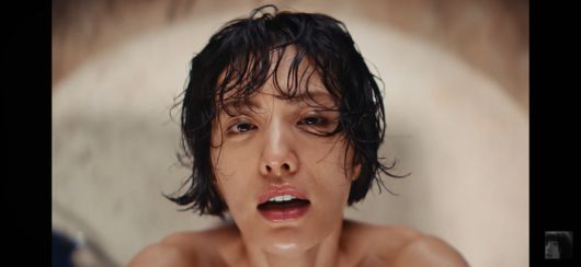 나나.  첫 솔로 앨범의 타이틀곡  ‘GOD’의 뮤직비디오 티저 영상