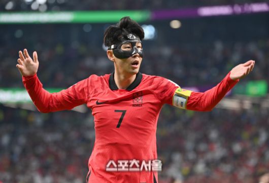 손흥민이 지난 2022년 12월2일(한국시간 3일) 카타르 도하 에듀케이션 시티 스타디움에서 열린 2022 FIFA 카타르 월드컵 조별리그 H조 3차전 포르투갈과 경기에서 코너킥을 차러가며 응원을 유도하고 있다.