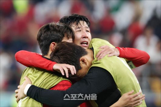 커리어 첫 원정 월드컵 16강 진출을 달성한 뒤 감격해 우는 손흥민.