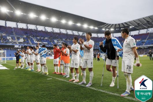 포항 선수들이 지난 5월 울산과 맞대결이 끝난 뒤 인사하고 있다. 사진 | 한국프로추국연맹