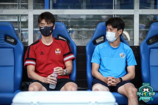 지난 2020년 8월 서울 유니폼 입은 기성용(왼쪽)과 울산 이청용. 사진 | 한국프로축구연맹