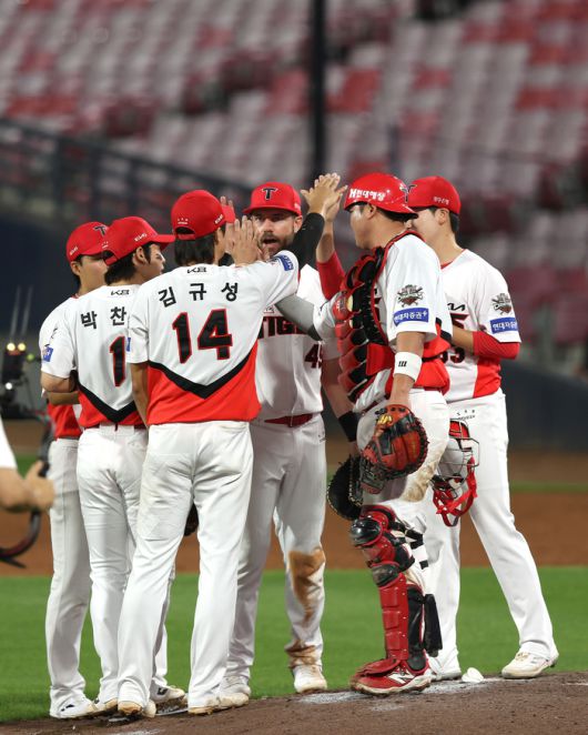 KIA 선수들이 승리 후 하이파이브를 하고 있다. 사진 | KIA 타이거즈