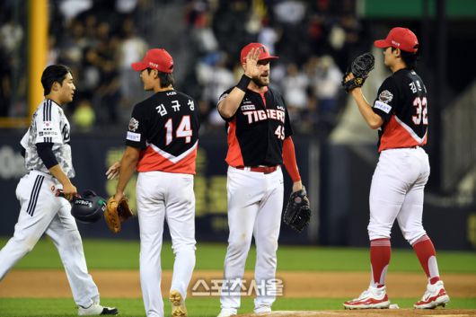 KIA 선수들이 4일 서울 잠실구장에서 열린 2025 KBO리그 두산과 경기에서 8-3으로 승리하며 3연승을 기록한 뒤 하이파이브를 나누고 있다. 잠실 | 박진업 기자 upandup@sportsseoul.com