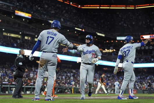 다저스 미겔 로하스가 14일(한국시간) 미국 캘리포니아주 샌프란시스코 오라클 파크에서 열린 2025 메이저리그(ML) 샌프란시스코전에서 추가 득점을 뽑아낸 뒤 오타니 쇼헤이와 세리머니를 하고 있다. 사진 | 샌프란시스코=AFP 연합뉴스
