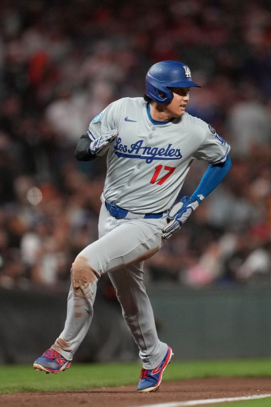 다저스 오타니 쇼헤이가 14일(한국시간) 미국 캘리포니아주 샌프란시스코 오라클 파크에서 열린 2025 메이저리그(ML) 샌프란시스코전에서 베이스를 돌고 있다. 사진 | 샌프란시스코=AFP 연합뉴스