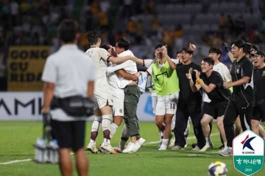 기뻐하는 이정효 감독과 광주 선수들.제공 | 한국프로축구연맹
