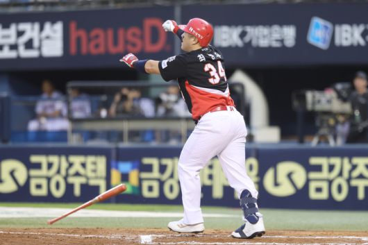 KIA 최형우가 13일 잠실구장에서 열린 2025 KBO리그 LG와 경기에서 6회초 우월 솔로포를 터뜨린 후 타구를 바라보고 있다. 사진 | KIA 타이거즈