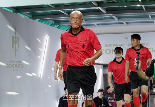 피에를루이지 콜리나 주심이 14일 서울월드컵경기장에서 열린 ‘2025 아이콘매치’ FC 스피어와 쉴드 유나이티드의 경기에 앞서 그라운드로 입장하고 있다. 2025. 9. 14. 박진업 기자 upandup@sportsseoul.com