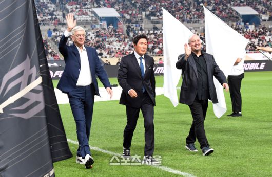 14일 서울월드컵경기장에서 열린 ‘2025 아이콘매치’ FC 스피어와 쉴드 유나이티드의 경기에 앞서 차범근 전 감독(가운데)과 FC 스피어의 벵거 감독(왼쪽), 쉴드 유나이티드의 베니테즈 감독이 식전 행사를 마치고 그라운드를 걸어나가고 있다. 2025. 9. 14. 박진업 기자 upandup@sportsseoul.com