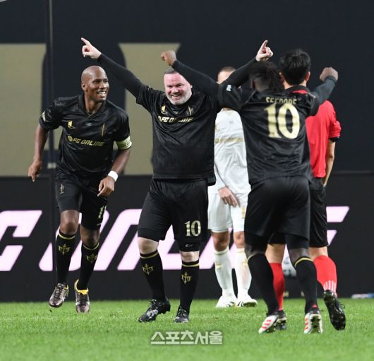 FC 스피어의 웨인 루니(가운데)가 14일 서울월드컵경기장에서 열린 ‘2025 아이콘매치’ 쉴드 유나이티드와의 경기에서 선제골을 넣은 뒤 드로그바(왼쪽) 등 동료들과 함께 기뻐하고 있다. 2025. 9. 14. 박진업 기자 upandup@sportsseoul.com