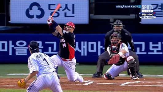 KIA 최형우가 13일 잠실구장에서 열린 2025 KBO리그 LG와 경기에서 6회초 우월 솔로포를 터뜨리고 있다. 떨어지는 체인지업에 무릎을 굽히며 때린 홈런이다. 사진 | 티빙