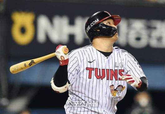 LG 문보경이 5일 잠실구장에서 열린 2025 KBO리그 두산과 경기 7회말 2사 1-2루 상황에서 두산 고효준을 상대로 역전 3점 홈런을 치고 있다. 문보경의 시즌 21호 홈런. 잠실 | 박진업 기자 upandup@sportsseoul.com