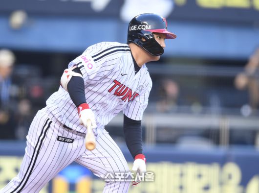 LG 문보경이 29일 서울 잠실구장에서 열린 2025 KBO리그 한화와 경기 1회말 2사2루 1루수 땅볼아웃이 되고 있다. 잠실 | 최승섭기자 thunder@sportsseoul.com