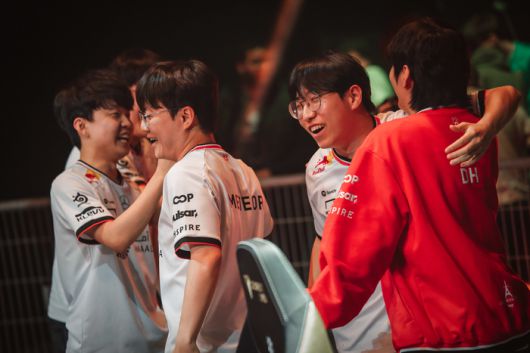 T1이 챔피언스 파리 첫 경기서 DRX를 꺾고 승리를 자축하고 있다. 사진 | 라이엇 게임즈