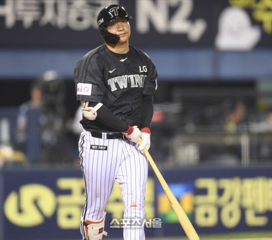 LG 문보경이 17일 서울 잠실구장에서 열린 2025 KBO리그 NC와 경기 8회말 1사 타구가 높게 뜨자 아쉬워하고 있다. 중견수 플라이 아웃. 잠실 | 최승섭기자 thunder@sportsseoul.com