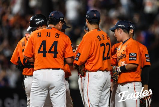 한화 선수들이 13일 대전 한화생명 볼파크에서 열린 2025 KBO리그 키움전 승리 후 기쁨을 나누고 있다. 사진 | 한화 이글스