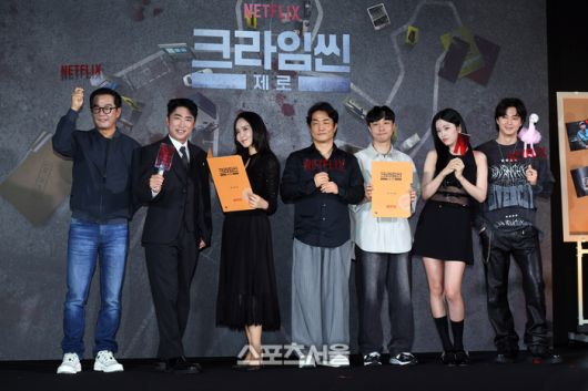 16일 서울 구로구 라마다서울신도림호텔에서 진행된 넷플릭스 예능 ‘크라임씬 제로’ 제작발표회에서 출연자들이 취재진을 향해 포즈를 취하고 있다. 왼쪽부터 영화 감독 장진, 개그맨 장동민, 방송인 박지윤, 윤현준 감독, 황슬우 감독, 아이브 안유진, 배우 김지훈. ‘크라임씬 제로’는 용의자와 탐정이 된 플레이어가 그들 가운데 숨어있는 범인을 찾아내는 롤플레잉 추리 게임이다. 2025. 9. 16. 박진업 기자 upandup@sportsseoul.com