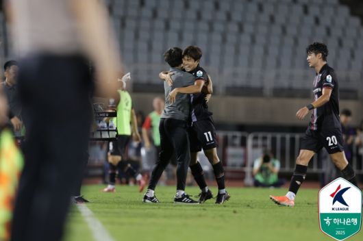 포옹하는 부천 이영민 감독과 박창준.제공 | 한국프로축구연맹