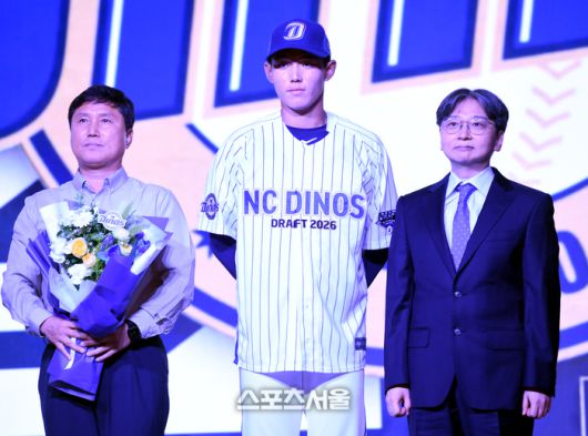 유신고 신재인이 17일 서울 송파구 롯데호텔 월드에서 열린 2026 KBO 리그 신인드래프트에서 NC에 지명된 후 기념촬영을 하고 있다. 최승섭기자 thunder@sportsseoul.com